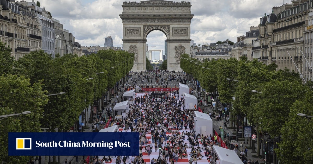Champs-Elysees yang macet di Paris berubah menjadi selimut piknik massal untuk makanan yang tidak biasa post thumbnail image