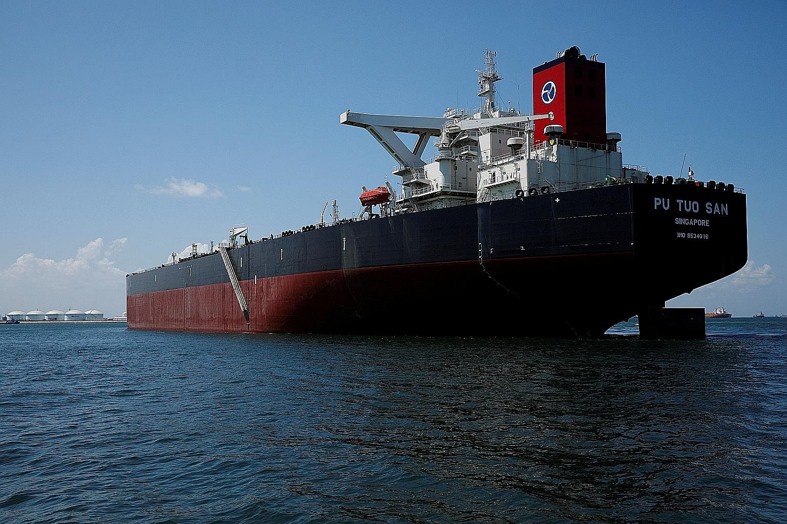 Sebuah supertanker Hin Leong di perairan Pulau Jurong tahun lalu. Hin Leong telah mengajukan perlindungan kebangkrutan dan pendiri Lim Oon Kuin mengakui bahwa ia mengarahkan perusahaan untuk menyembunyikan sekitar US $ 800 juta dalam kerugian perdagangan berjangka.