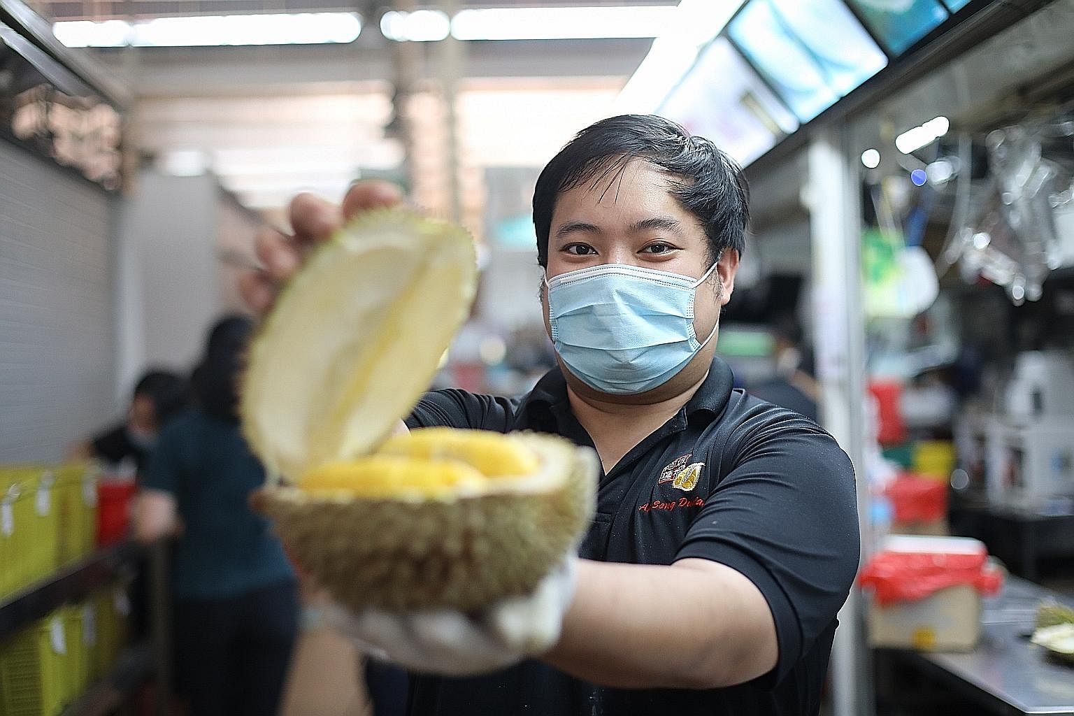 Cedrick Shui, generasi kedua pemilik Ah Seng Durian di Pasar Ghim Moh, mengatakan varietas Mao Shan Wang menyumbang 80 persen dari penjualan. Toko itu menjual sekitar 500kg durian sehari.