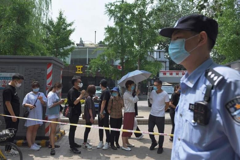 Setengah juta orang terkunci saat Beijing memerangi klaster virus korona baru post thumbnail image