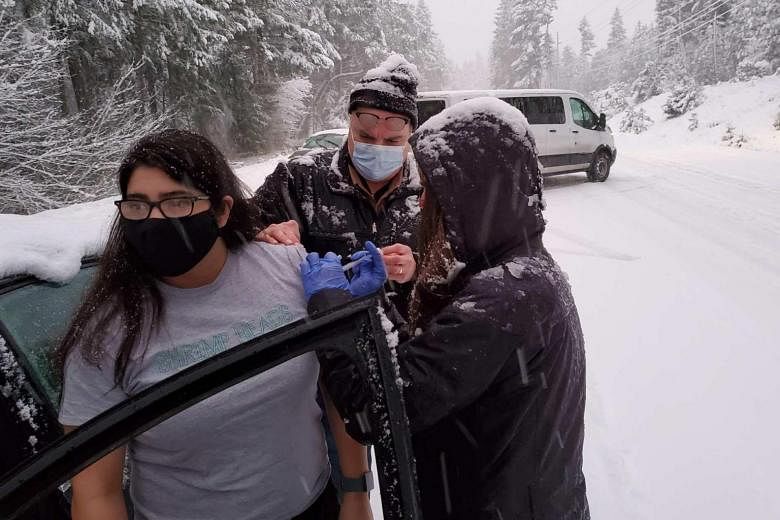Petugas kesehatan, yang terjebak di salju, memberikan vaksin virus corona kepada pengemudi yang terdampar post thumbnail image